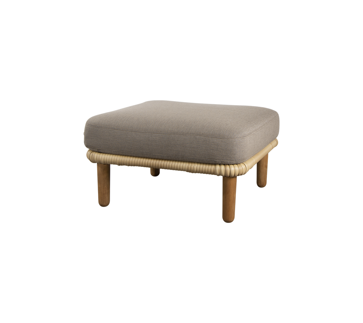 Een vierkante, gevoerde ottoman met houten poten en een geweven rand, ontworpen voor veelzijdig zitten en ontspanning.