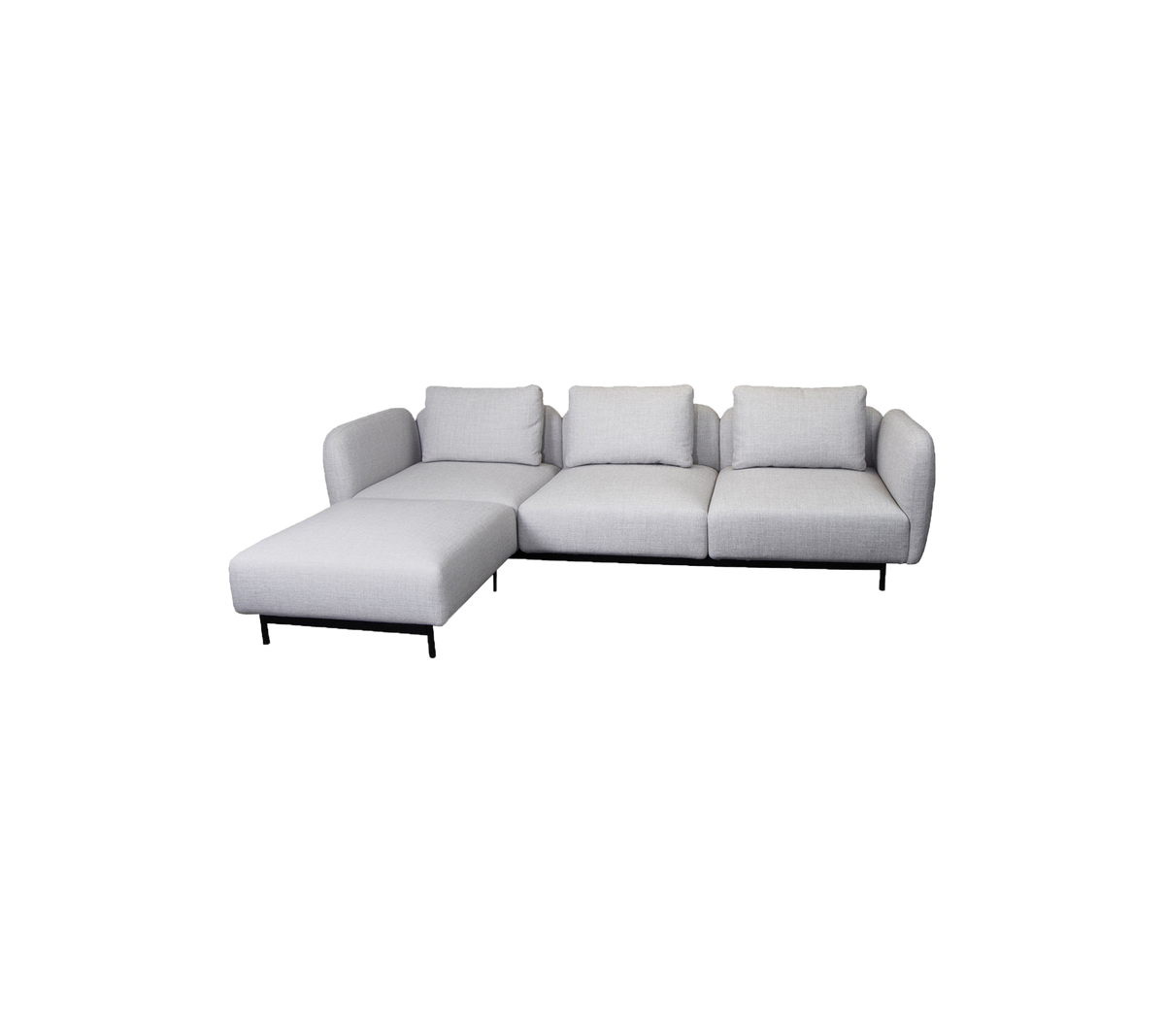 Moderne L-vormige sofa in lichtgrijs stof met pluche kussens en taps toelopende poten, ideaal voor moderne woonruimtes.