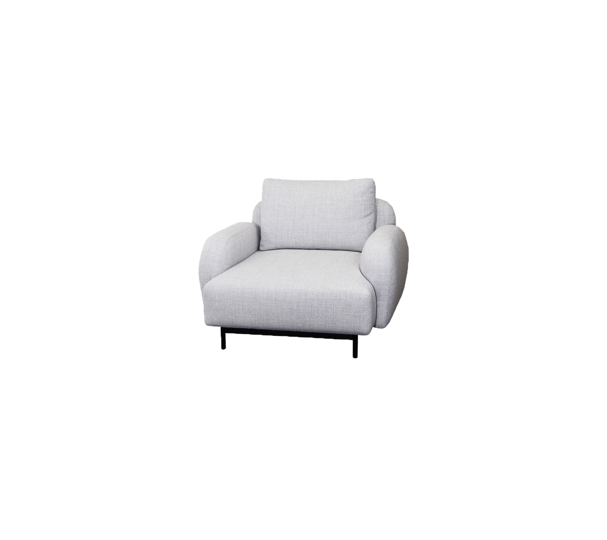 Comfortabele lichtgrijze fauteuil met ronde armleuningen en zachte kussens, met slanke zwarte benen voor een moderne uitstraling.
