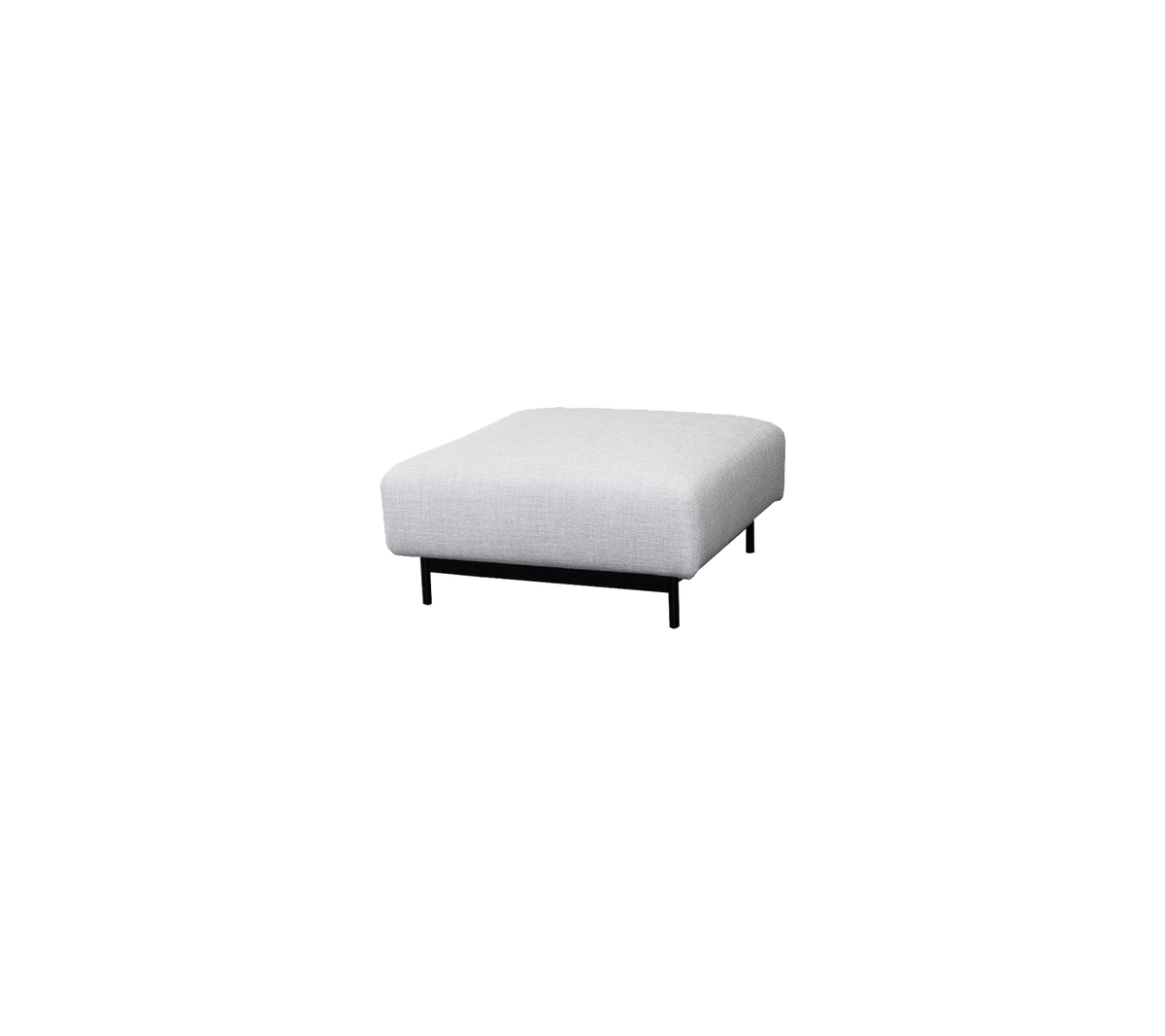 Vierkante ottomane met een lichtgrijze stofoppervlak en slanke zwarte poten, perfect voor veelzijdige zitmogelijkheden of voetensteun.