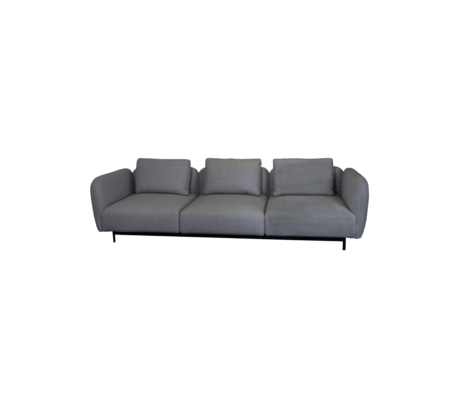 Een slanke, moderne sofa met een minimalistisch design, voorzien van drie zachte kussens en een strakke, eenvoudige silhouet in grijze bekleding.