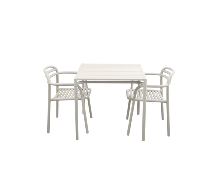 Een lichtgekleurde tafel met twee bijpassende stoelen, met een strak design dat geschikt is voor informeel dineren of samenkomsten.