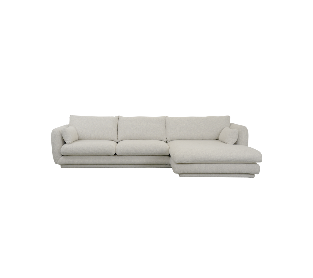 Moderne zandkleurige sofa met strakke lijnen en zachte kussen.
