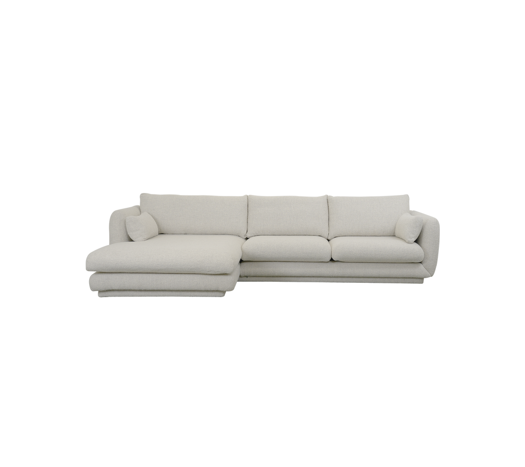 Moderne zandkleurige sectionele bank met pluche kussens.