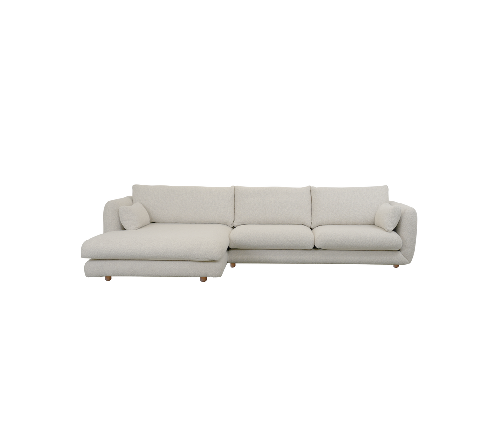 Moderne zandkleurige sofa met chaiselongontwerp.