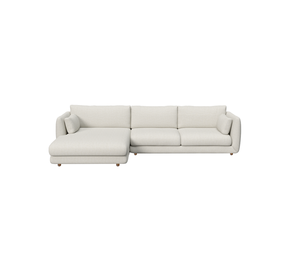 Moderne zandkleurige bank in een minimalistische lounge-instelling.