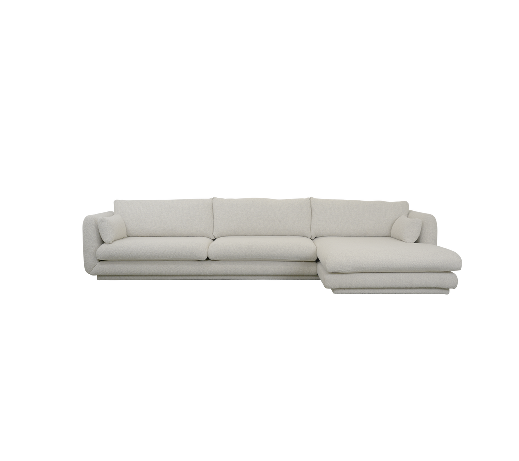 Moderne zandkleurige bank met chaise longue-design.