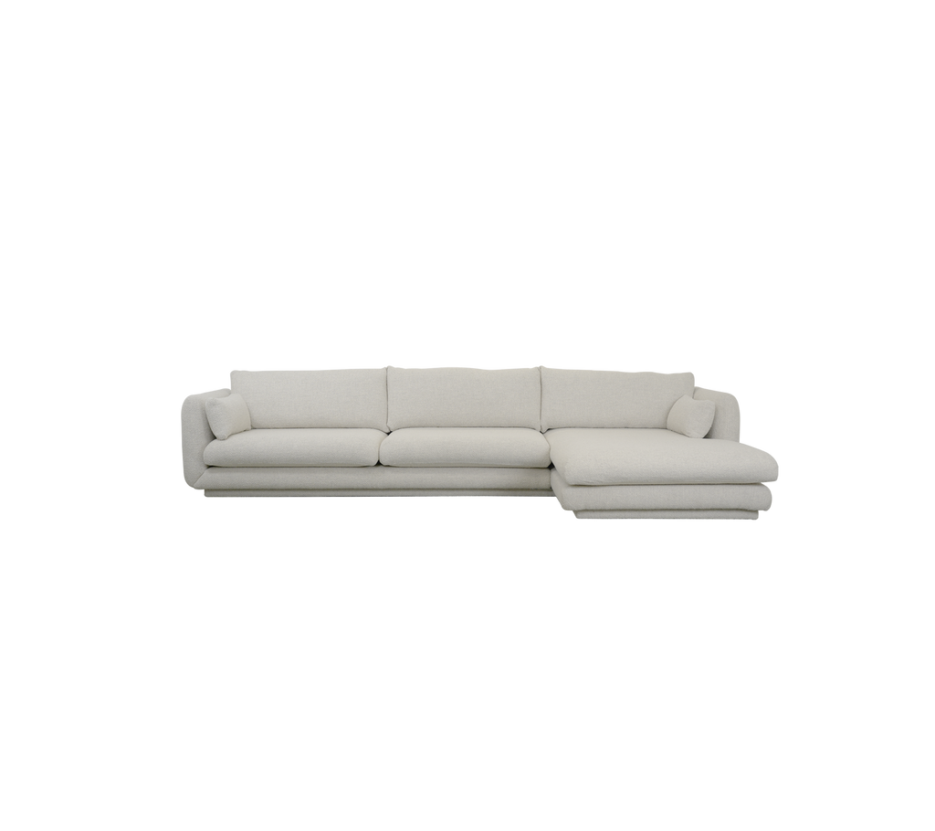 Moderne zandkleurige sofa met een schone uitstraling.