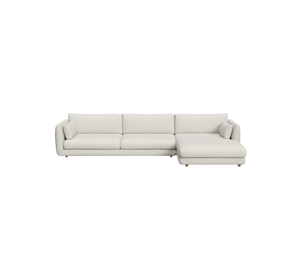 Moderne zandkleurige bank met chaise longue ontwerp.