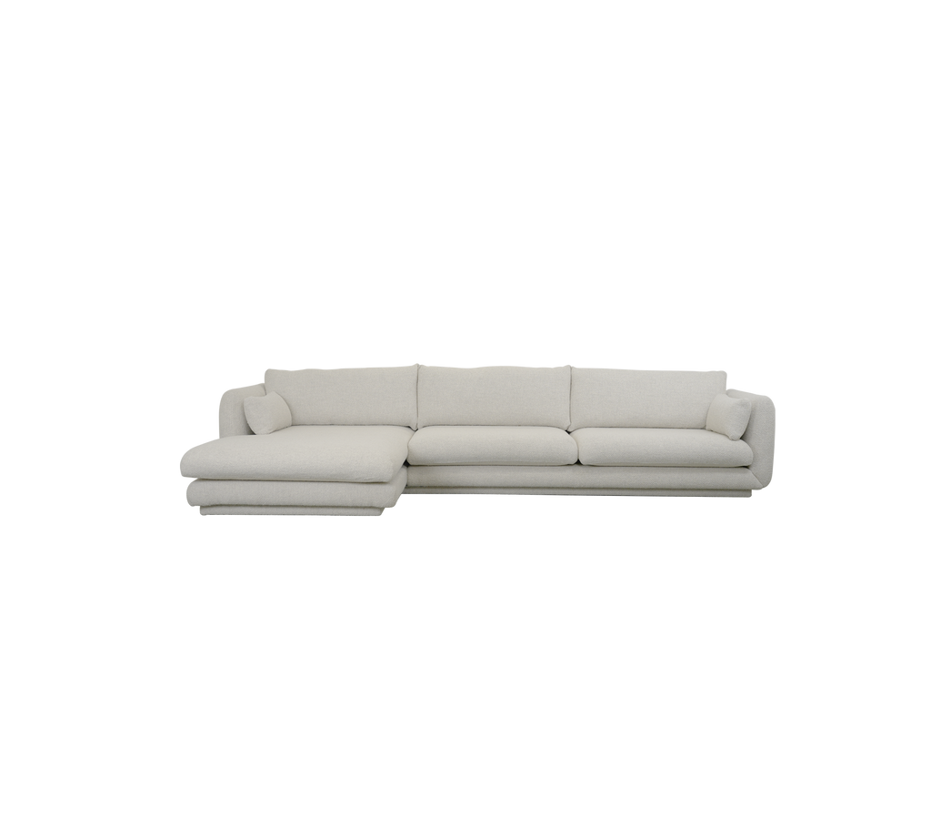 Moderne zandkleurige sofa met sectioneel ontwerp en zachte kussens.