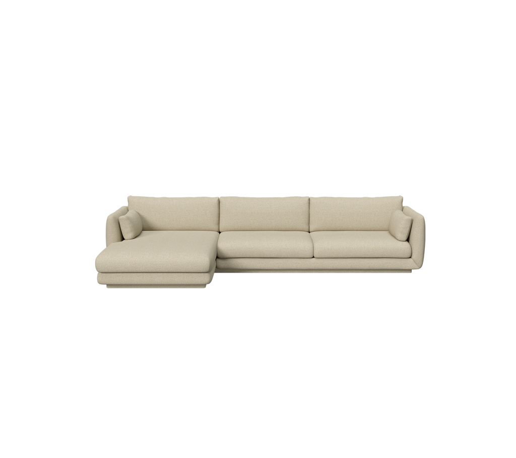 Lichtbruine moderne bank met een chaise-longue sectie in een ruime lounge-instelling.