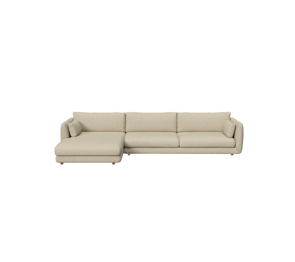 Lichtbruin moderne bank met een chaise-sectie in een lounge-instelling.