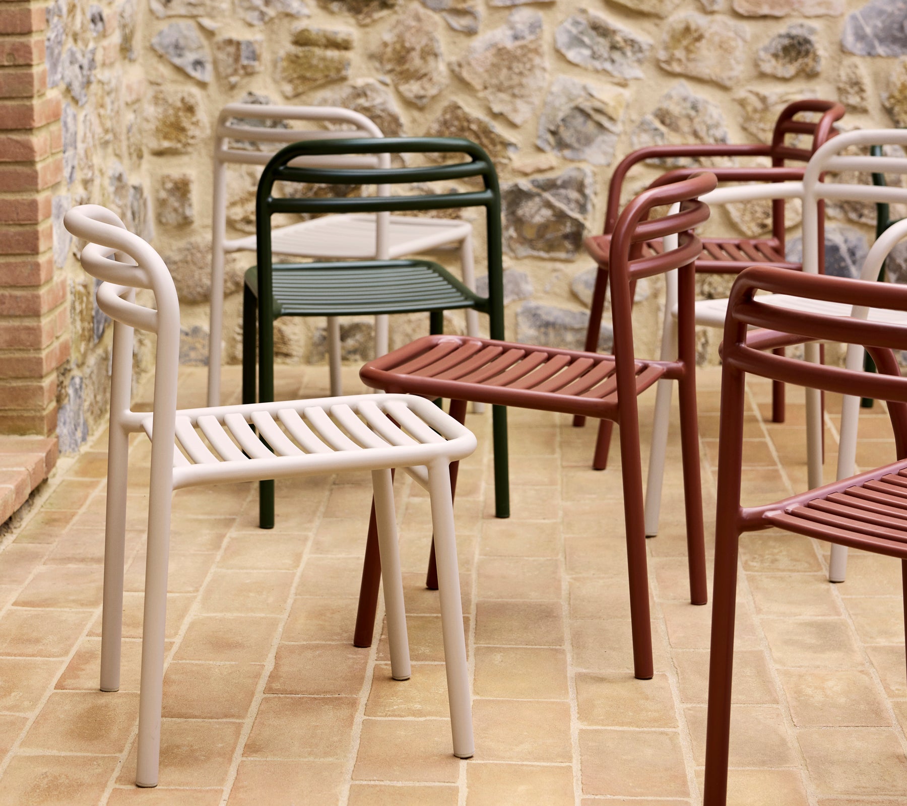 Een verzameling kleurrijke Bliss-stoelen in verschillende tinten, die een modern, minimalistisch ontwerp met lattenzittingen en gebogen rugleuning toont.