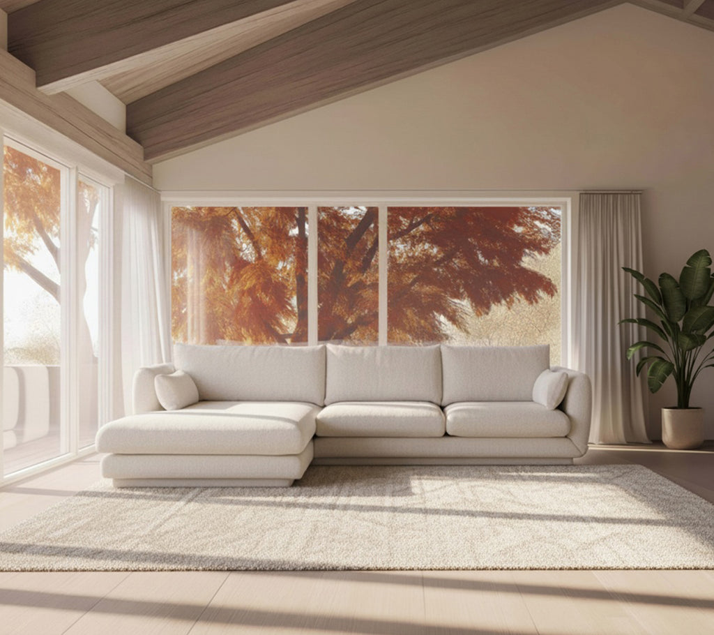 Moderne witte bank en beige tapijt in een minimalistische lounge-instelling.