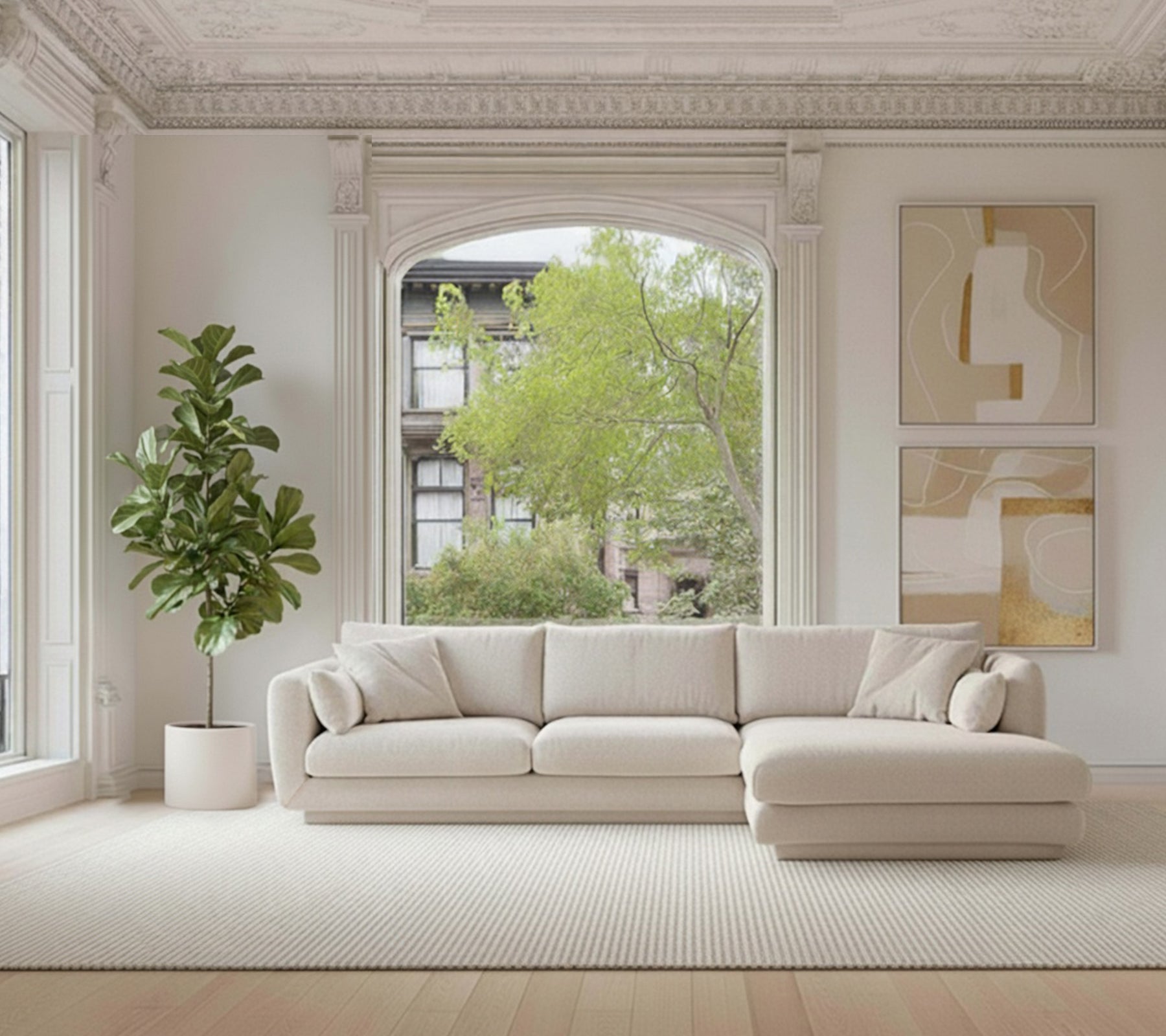 Beige hoekbank met een groene plant en een wit tapijt in een moderne lounge-instelling.