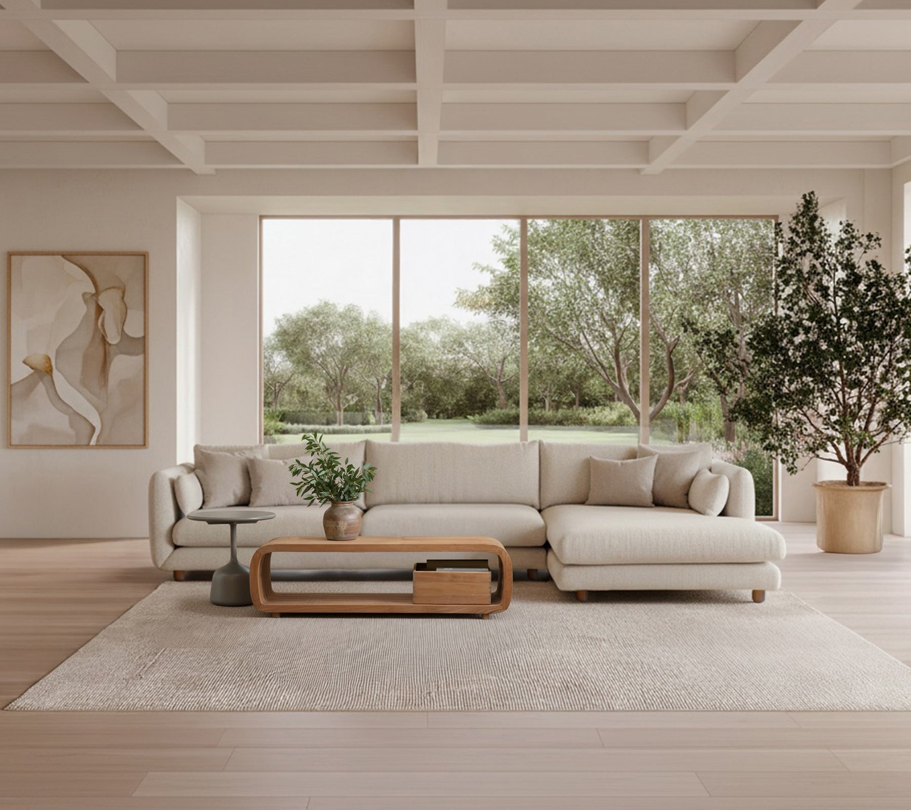 Moderne lounge met een beige bank, een houten salontafel en een groene plant.