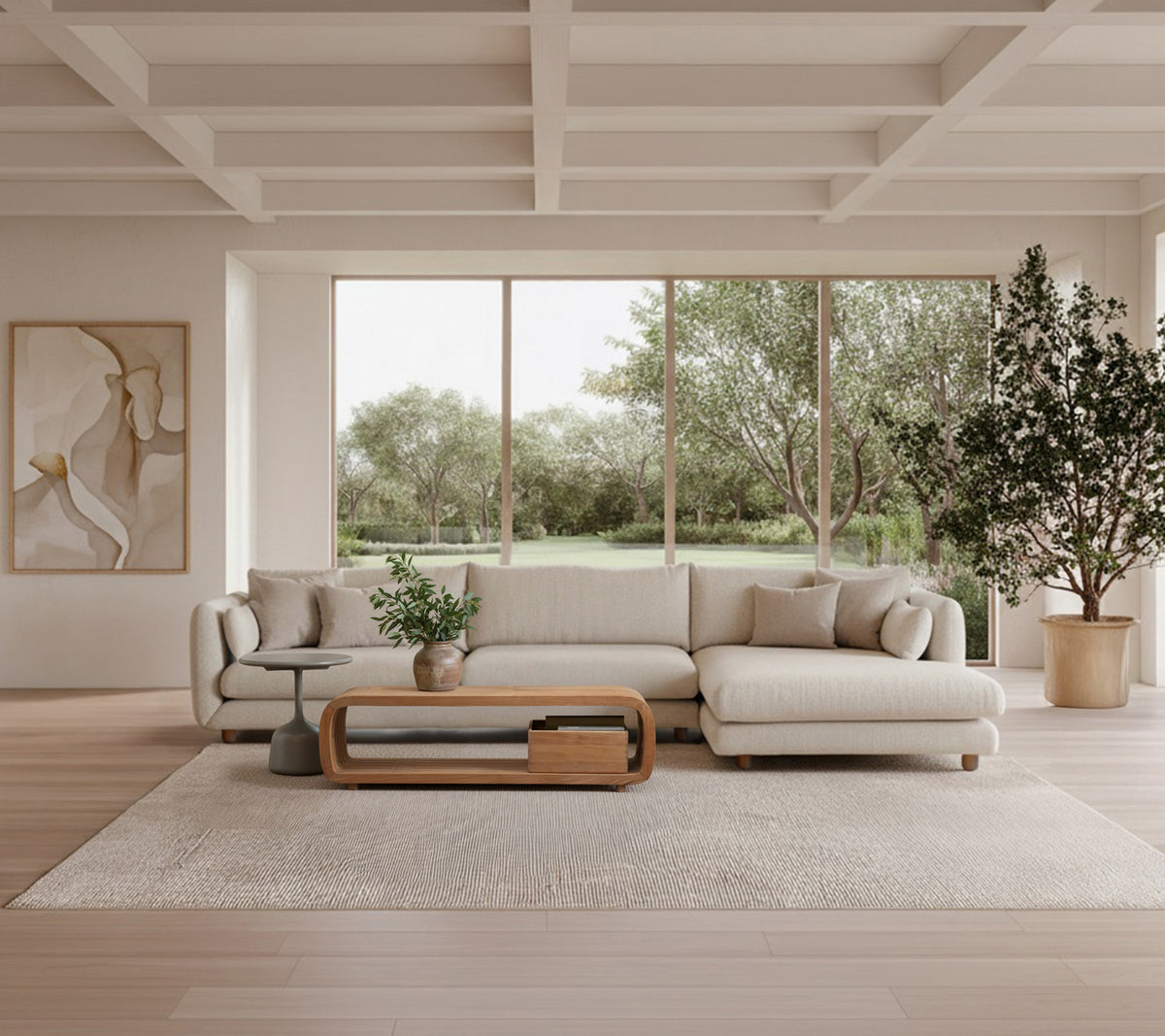 Moderne lounge met een beige bank, een houten salontafel en een groene plant.