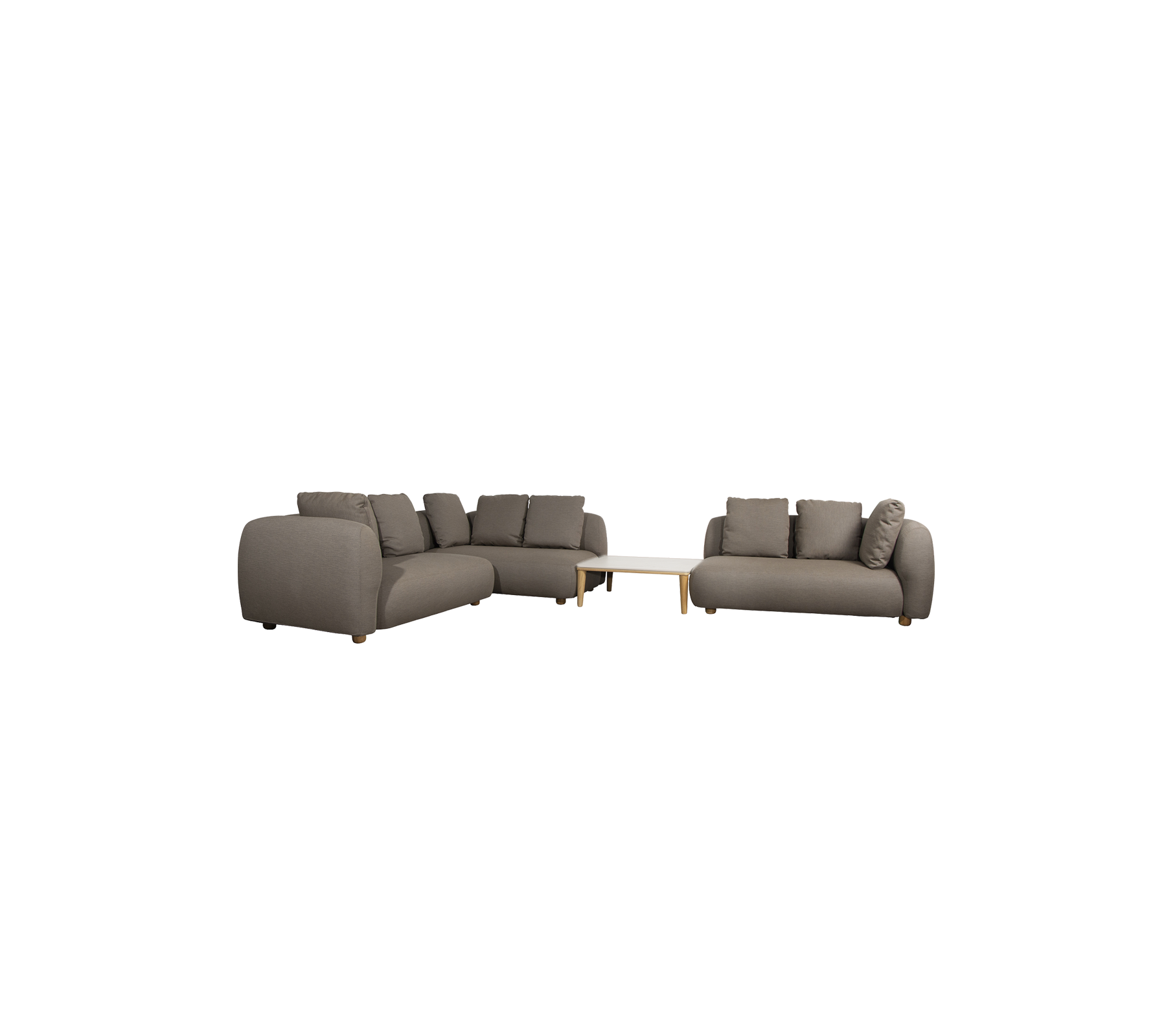 Moderne taupe bank met kussens en een lichte tafel in een lounge-instelling.