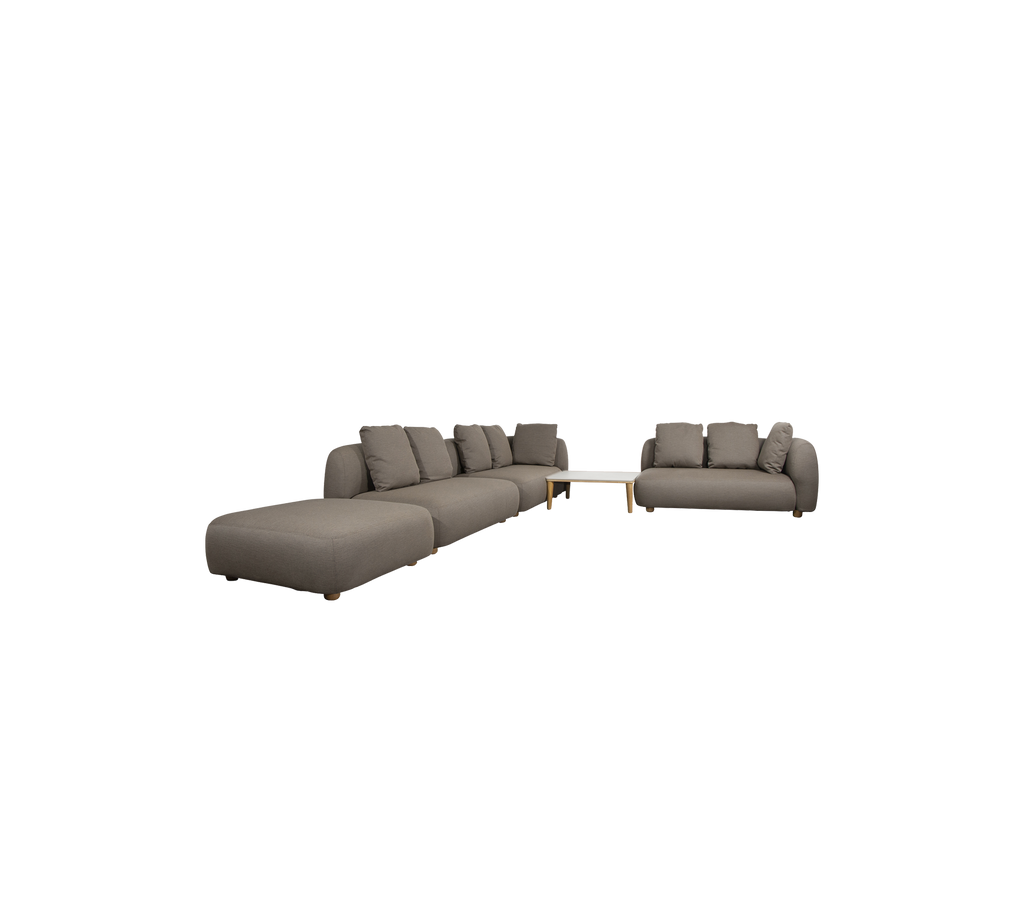 Moderne taupe hoekbank en loveseat in een stijlvolle lounge-setting.