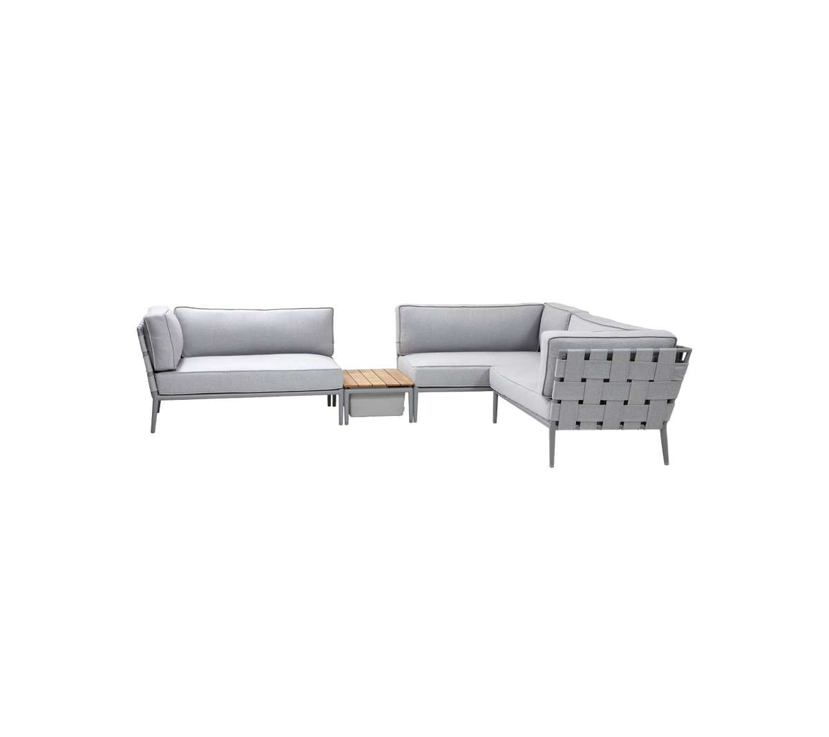 Lichtgrijze buitenset met modern design, met een comfortabele bank en een bijpassende houten salontafel.