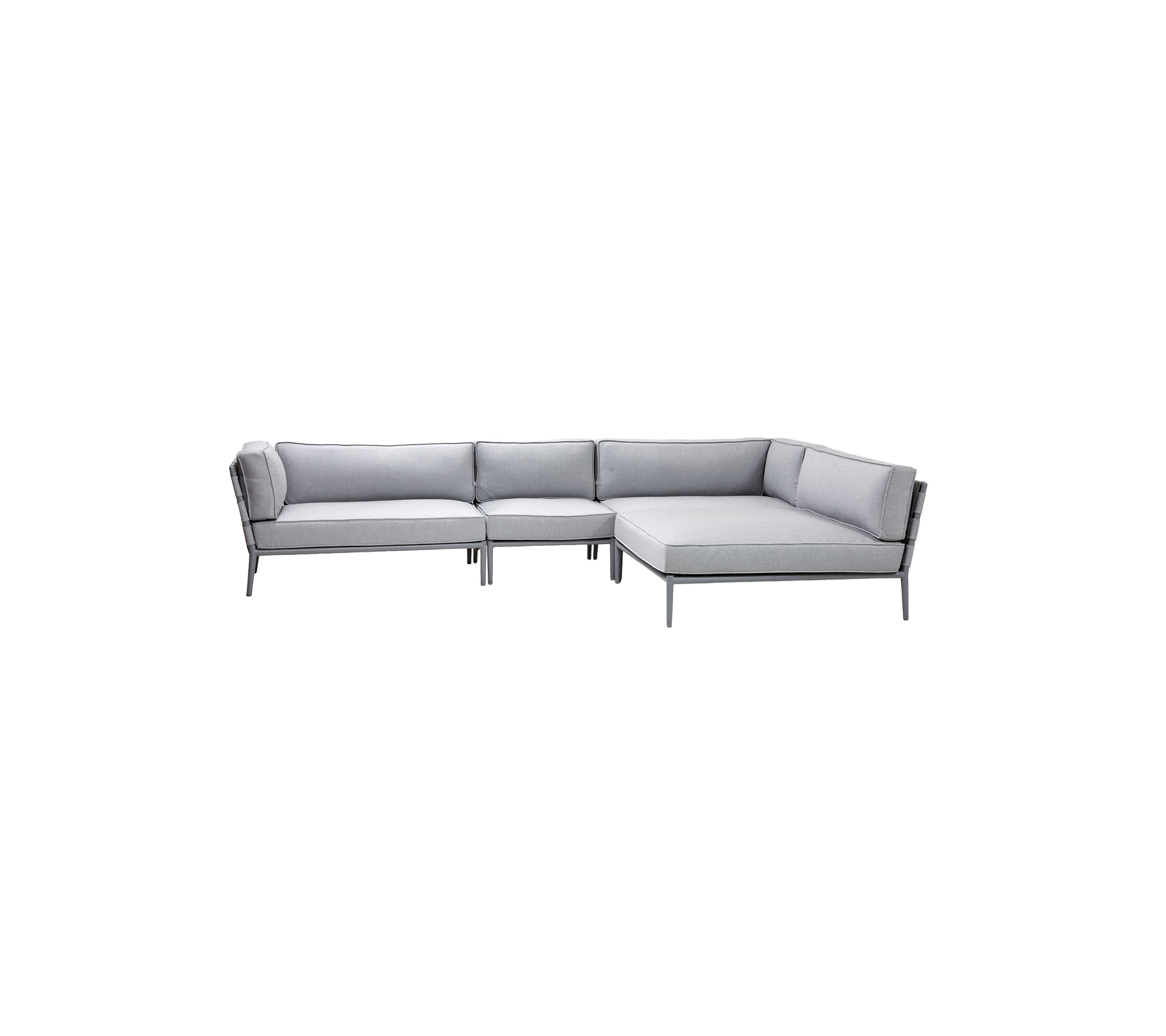 Stijlvolle lichtgrijze sectiesofa met modern design, voorzien van zachte kussens en slanke frames voor comfortabele zitplaatsen.