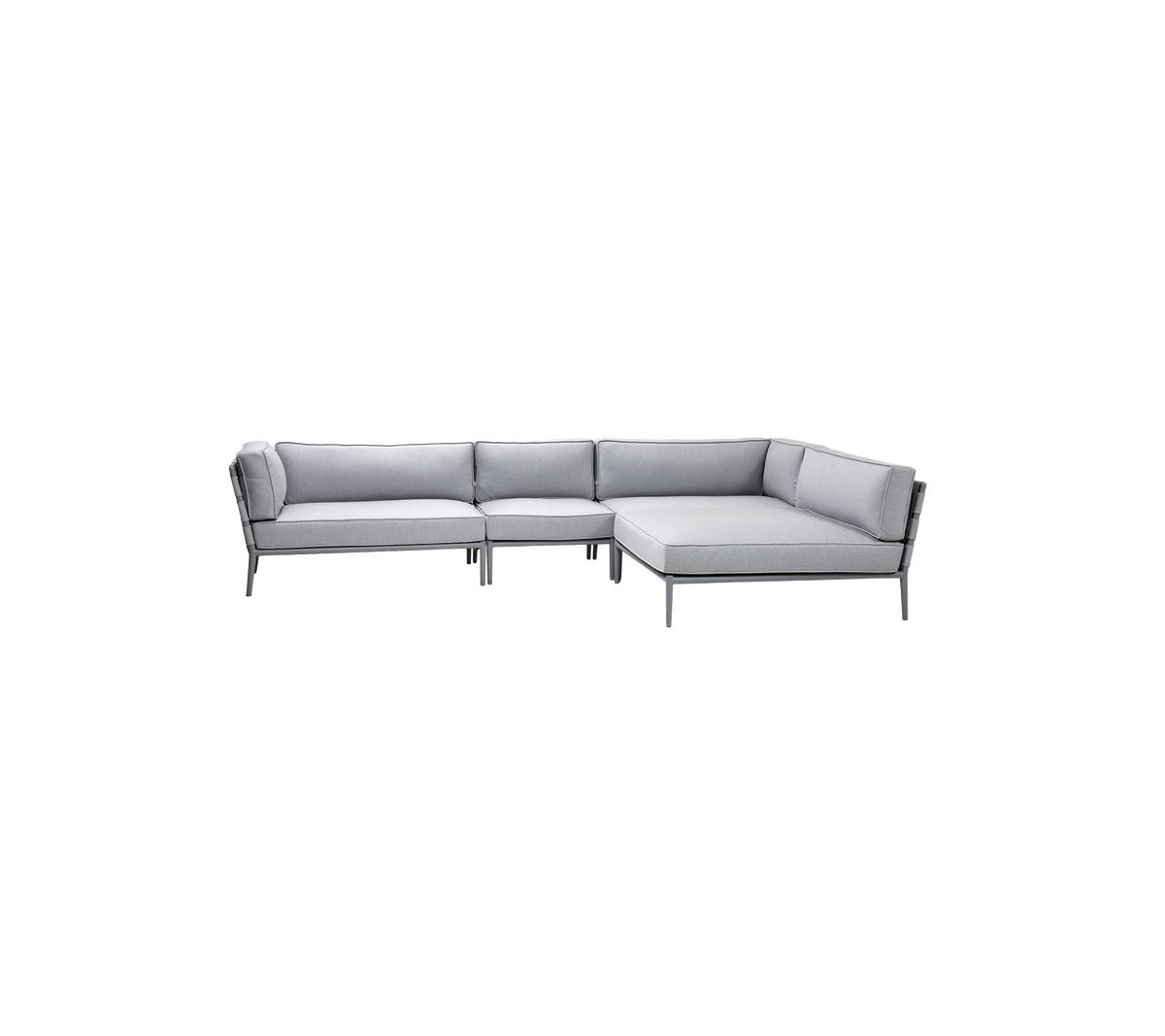 Stijlvolle lichtgrijze sectiesofa met modern design, voorzien van zachte kussens en slanke frames voor comfortabele zitplaatsen.