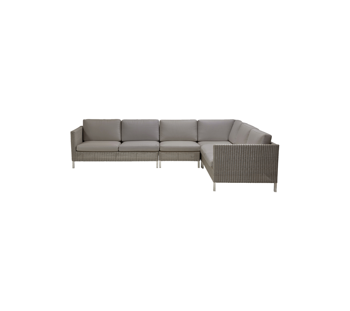 Moderne sectionele bank met zachte kussens in zachte grijze stof en een geweven basis, perfect voor stijlvolle zithoeken.