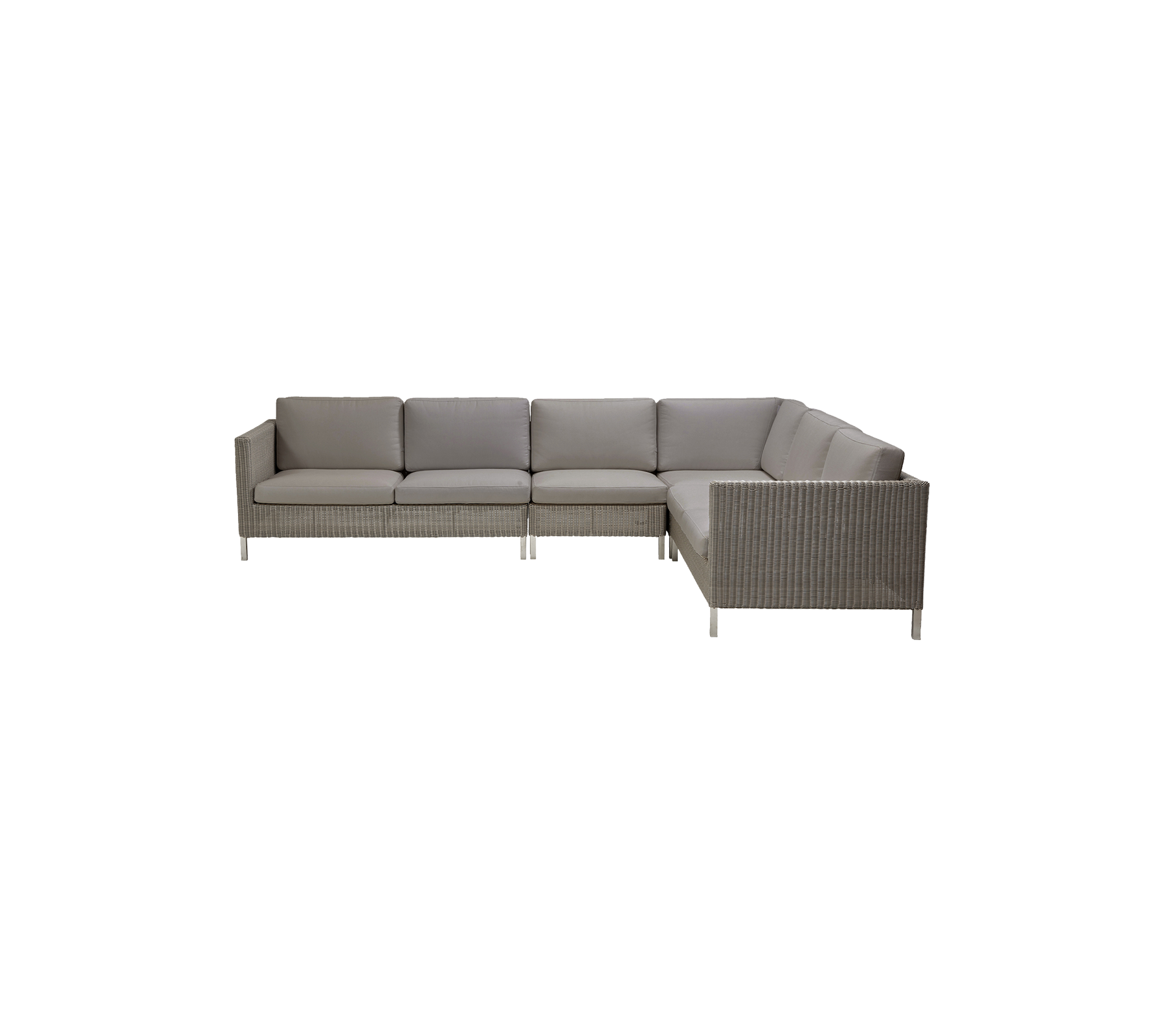 Moderne sectionele bank met zachte kussens in zachte grijze stof en een geweven basis, perfect voor stijlvolle zithoeken.