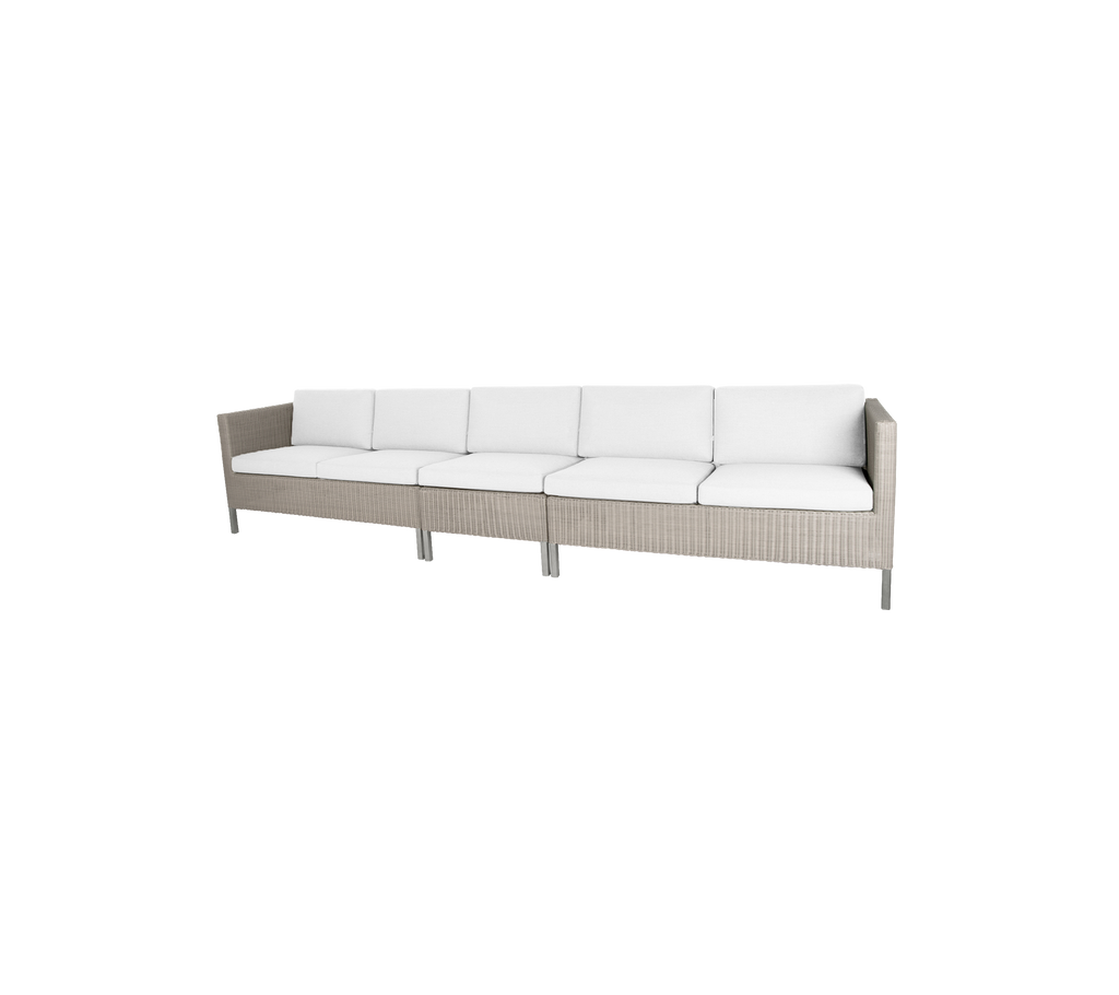 Stijlvolle sectiesofa met een lichtbeige frame en zachte witte kussens, perfect voor dineren of loungen.
