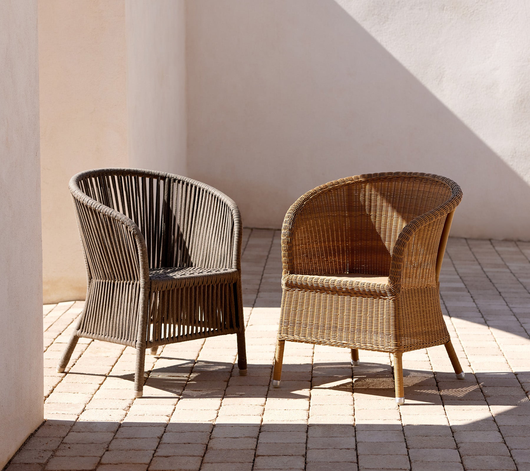 Twee elegant ontworpen Derby-stoelen in contrasterende kleuren, die een stijlvol geweven textuur en een gebogen silhouet tonen.