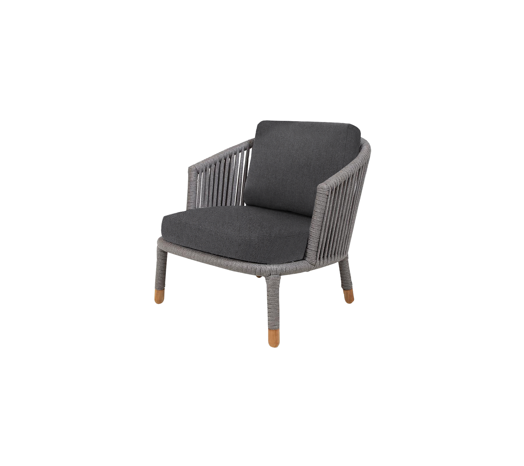 Stijlvolle lounge stoel met een stevig geweven ontwerp en een comfortabele donkere kussen, geaccentueerd door houten poten. Perfect voor moderne woonruimtes.