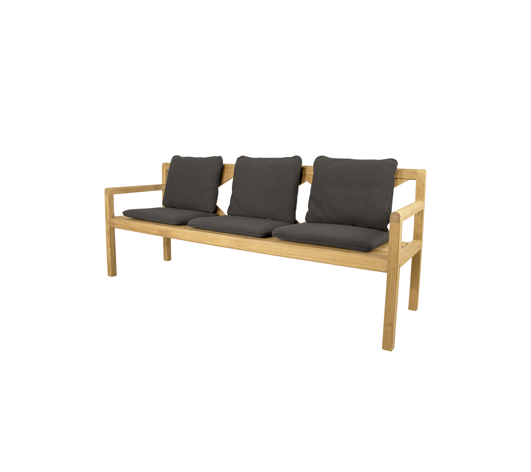 Driezitsbank met een licht houten frame en donkere gewatteerde zittingen, ontworpen voor comfort en stijl.