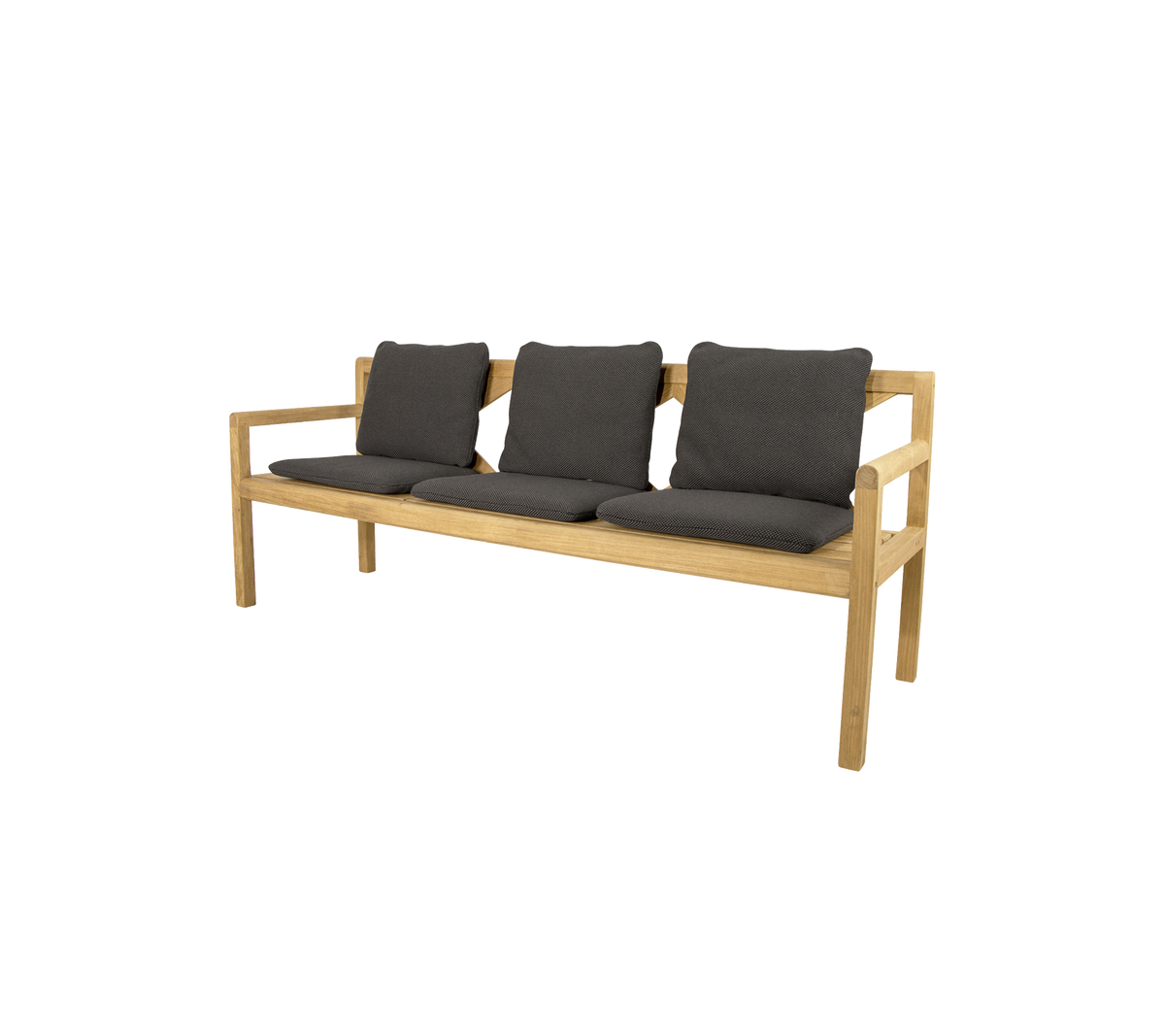 Driezitsbank met een licht houten frame en donkere gewatteerde zittingen, ontworpen voor comfort en stijl.