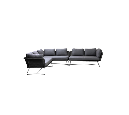 L-vormige zwarte outdoor sectie sofa met zachte grijze kussens, ontworpen voor comfort en stijl. Ideaal voor ontspanningsruimtes.