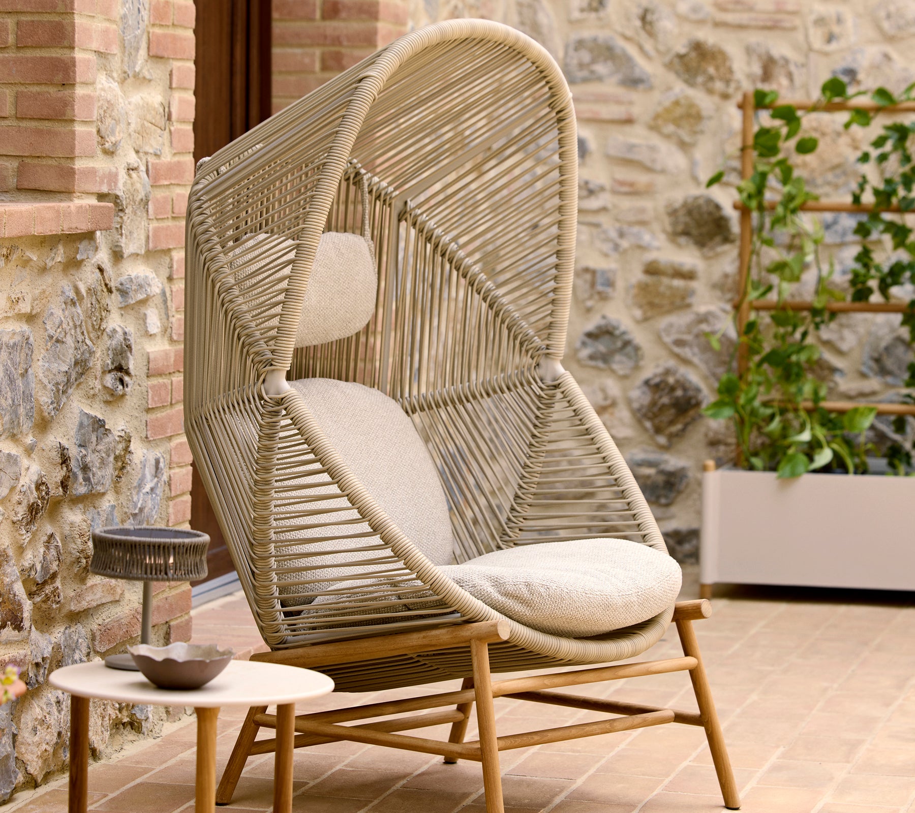 Stijlvolle Hive-stoel in zandkleur met een uniek twist-ontwerp, aangevuld met pluchen kussens voor comfort.