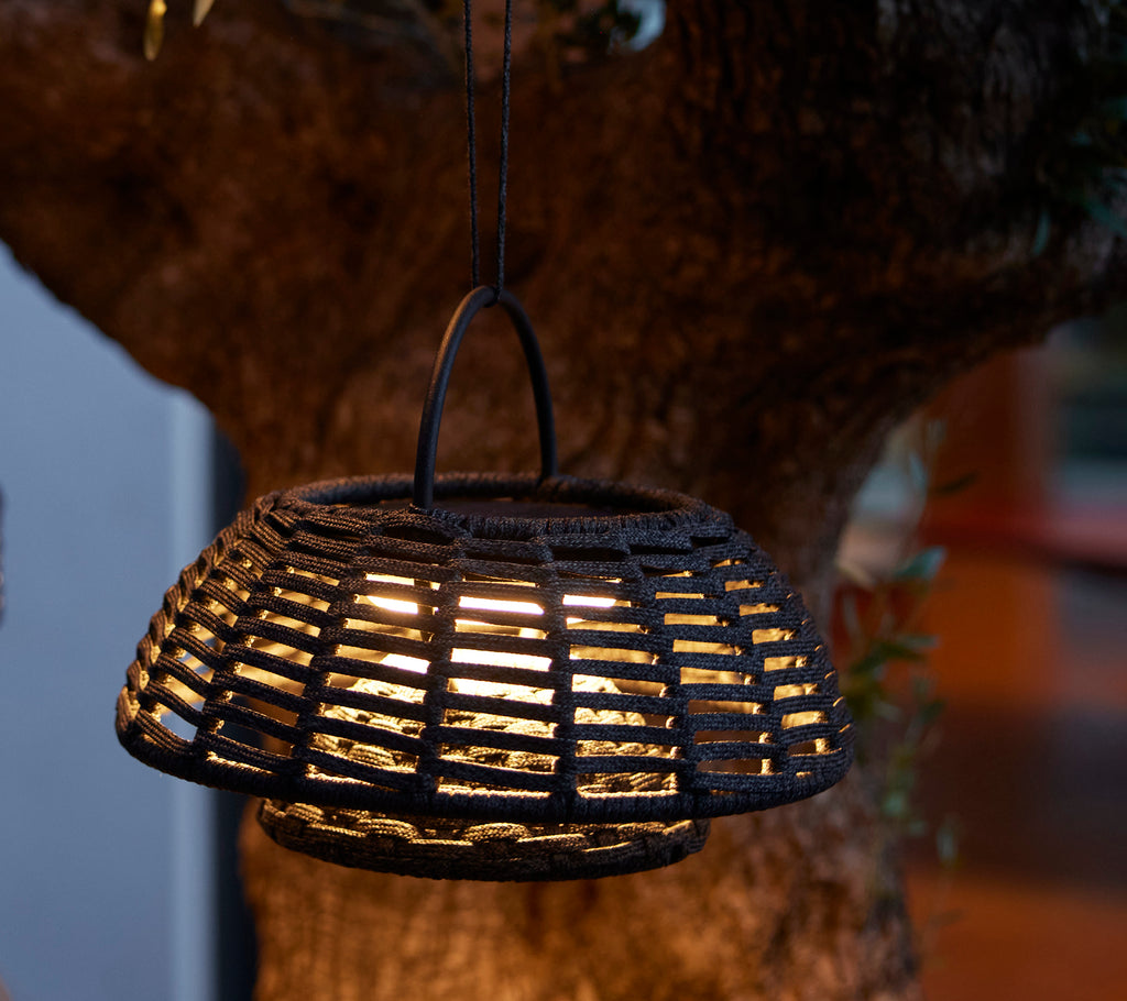 Hangende illusielamp met een ingewikkeld geweven ontwerp en warm LED-licht, waardoor een gezellige ambiance ontstaat.