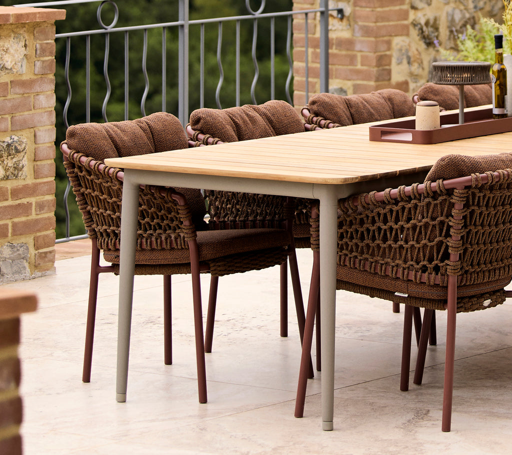 Umber bruine ocean eetstoelen gecombineerd met een Core eettafel, die een stijlvolle natuurlijke afwerking en comfortabele zittingen heeft.