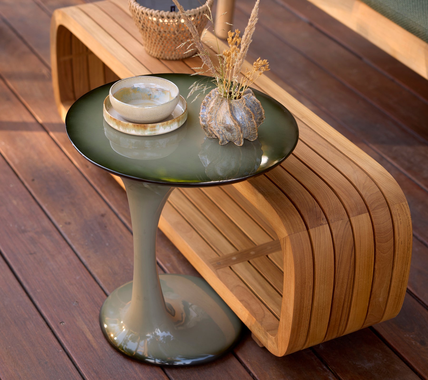 Groene salontafel en een houten bank in een moderne lounge-instelling.