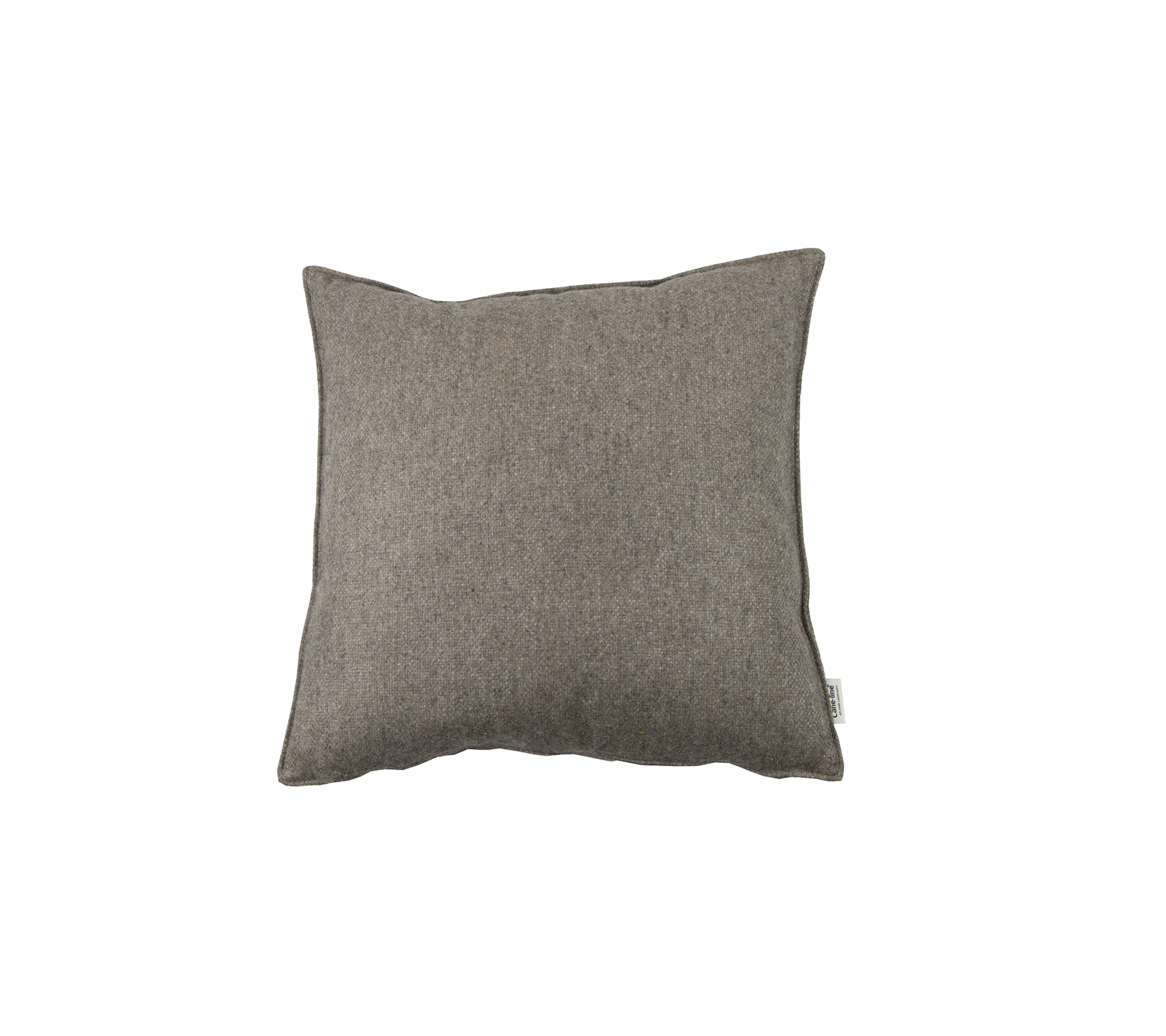 Vierkant decoratief kussen in een neutraal bruin textiel, dat een vleugje comfort en stijl aan elke ruimte toevoegt.