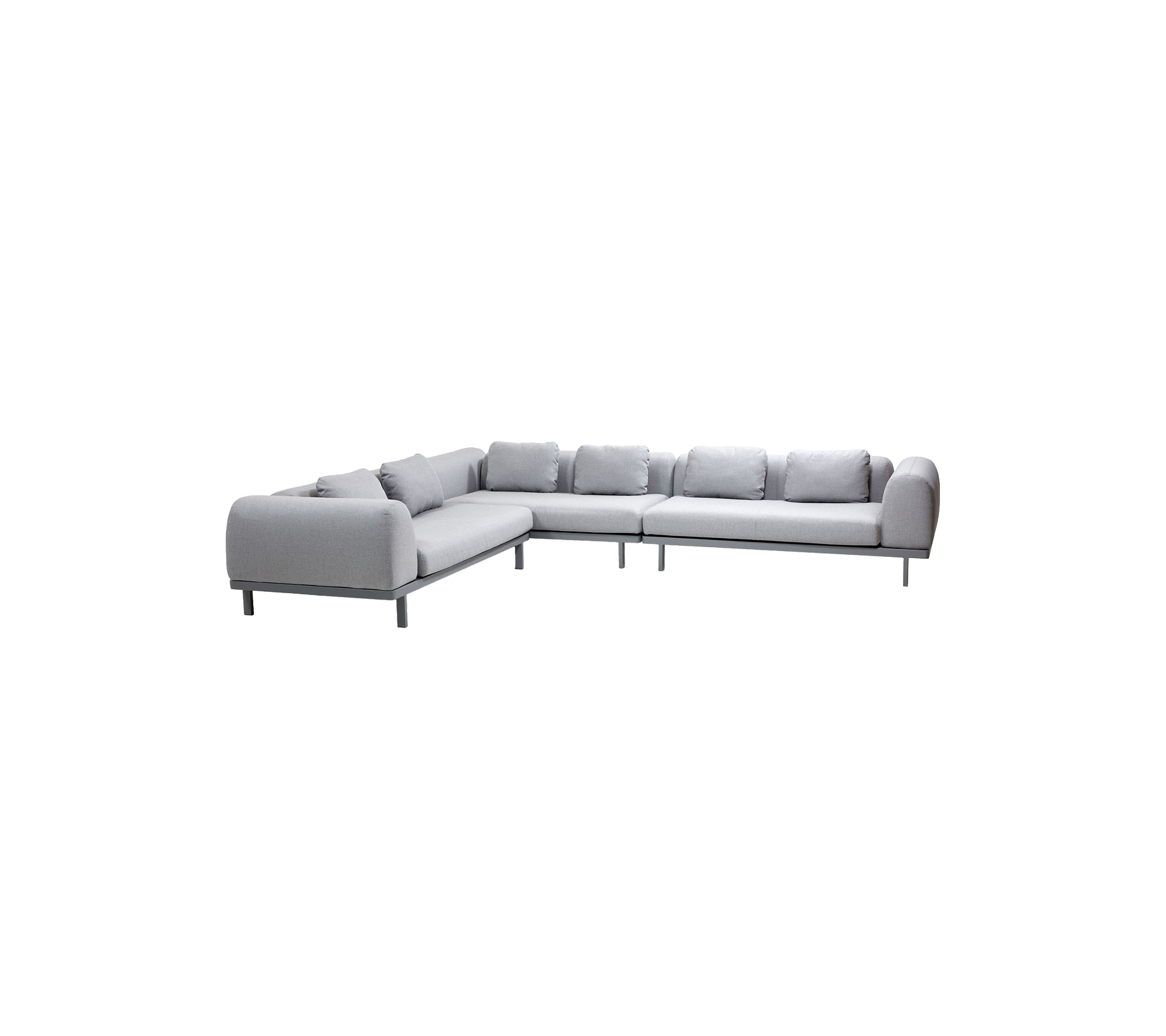 Lichtgrijze sectionele bank met pluche kussens en modern design, met een slank metalen frame voor een eigentijdse uitstraling.
