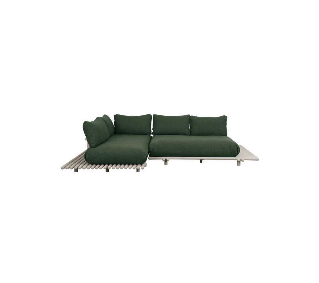 Moderne donkergroene sofa met een minimalistisch design.