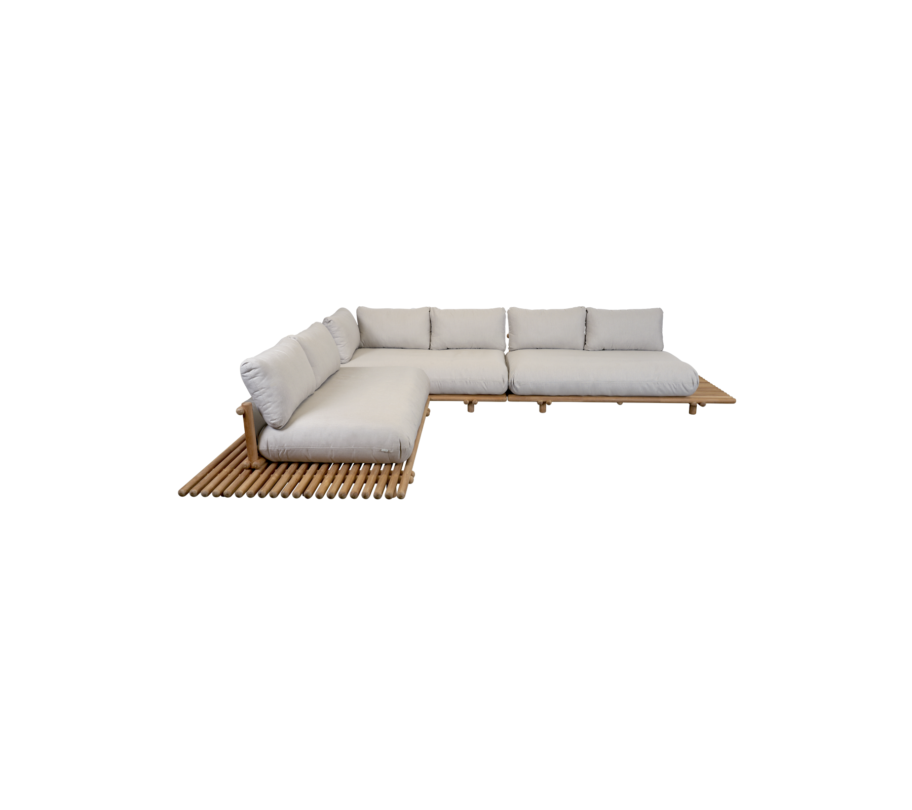 L-vormige hoekbank met zachte kussens en een houten lattenbasis, ontworpen voor comfort en stijl.