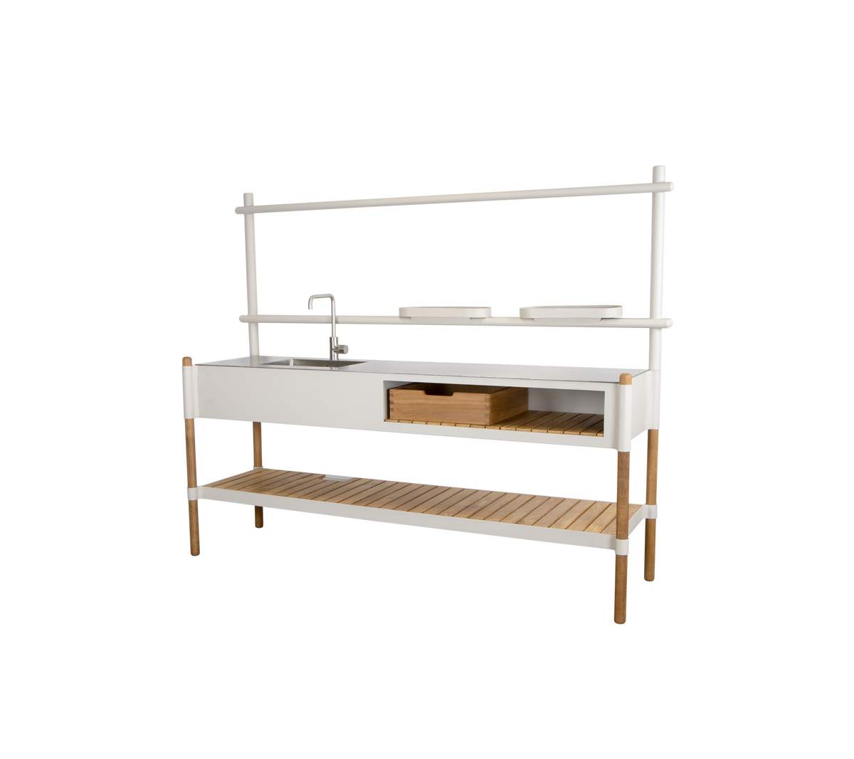 Stijlvolle keukeneenheid met een gootsteen, opberglade en een open plank, vervaardigd met een combinatie van witte en natuurlijke houtafwerkingen.