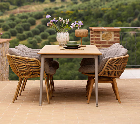 Stijlvolle eetopstelling met een Core eettafel en Stay-stoelen, versierd met een vaas met bloemen die een uitnodigende sfeer creëert.
