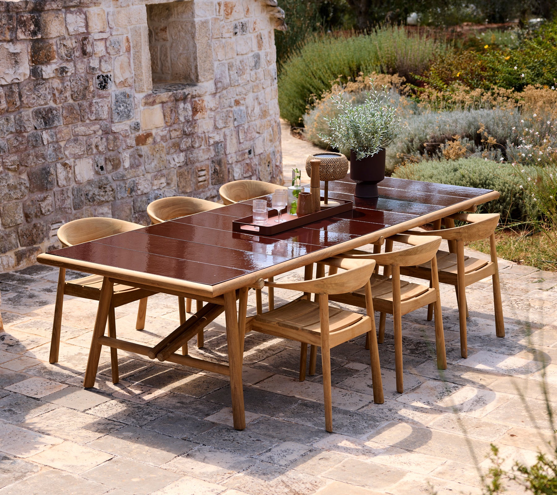 Bruine eettafel met beige stoelen in een moderne buitenomgeving.