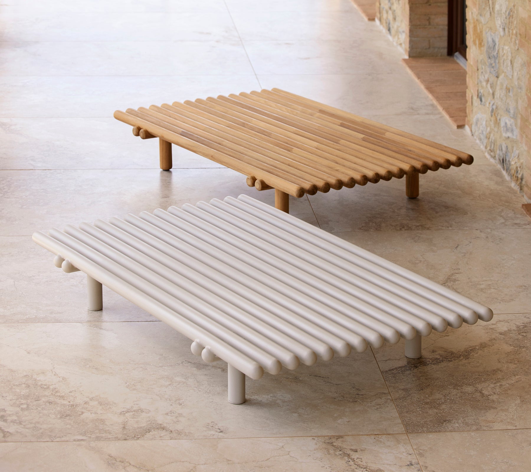 Twee moderne stokken platform koffie tafels in natuurlijk hout en witte afwerking, met een slank, minimalistisch ontwerp.