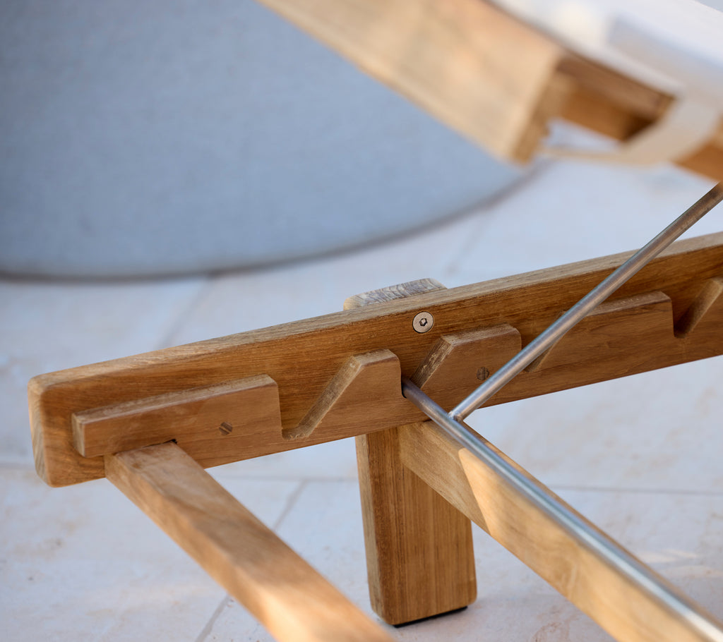 Moderne houten stoel met een eenvoudig en functioneel design.